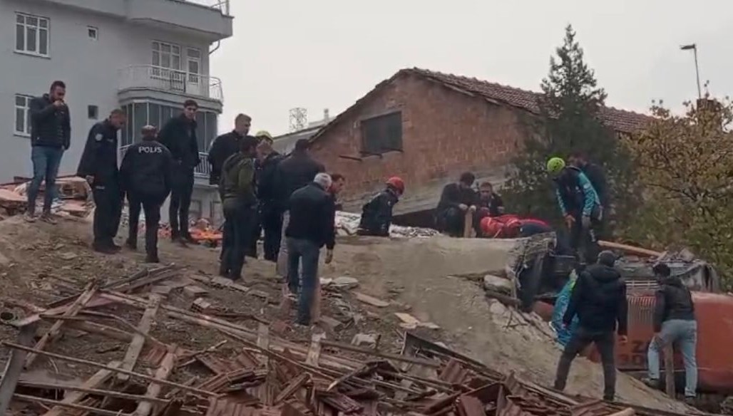 Malatya’da bina yıkımı sırasında göçük: Kepçe operatörü enkaz altında kaldı